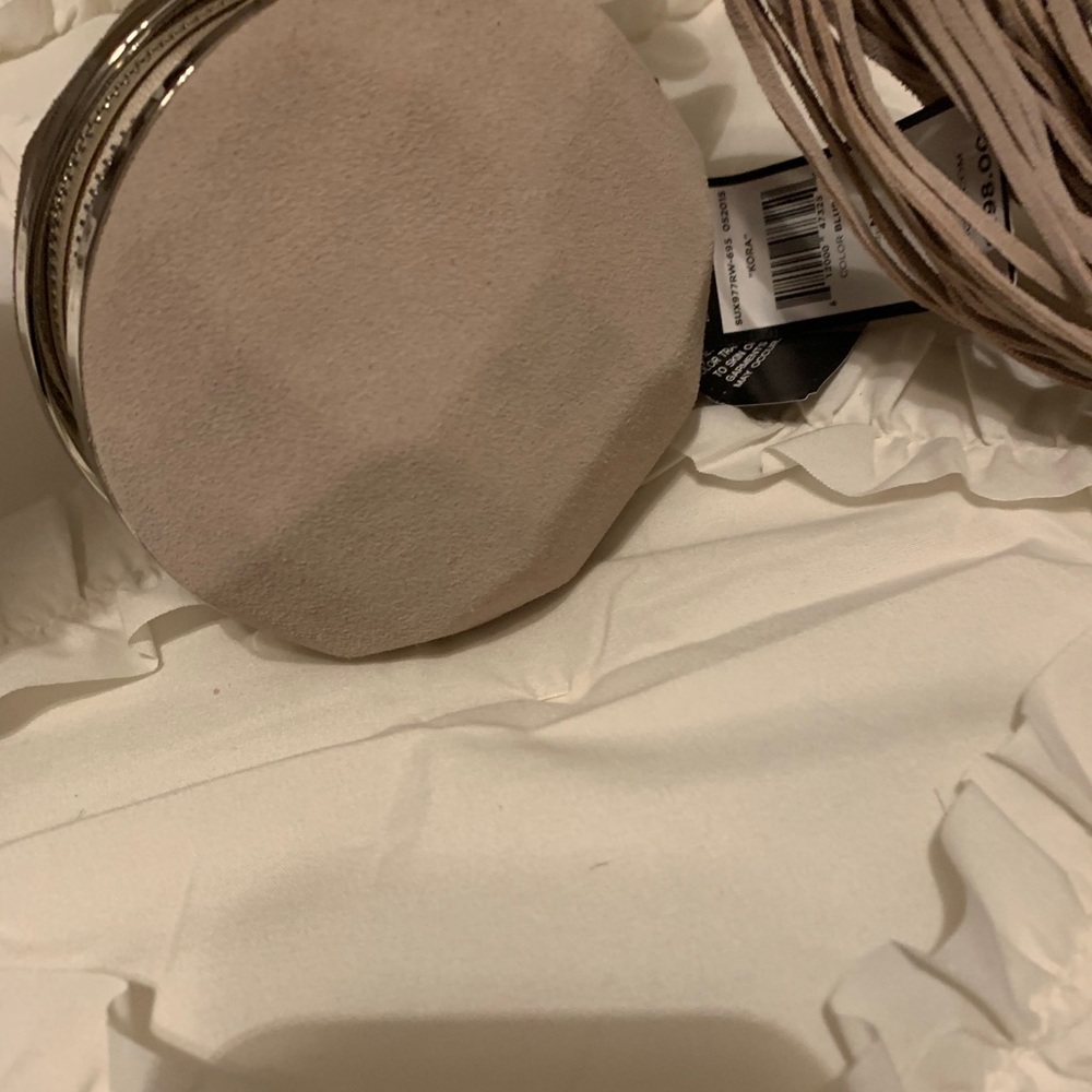 💛🤍🤍💛💛 RARE BCBG Wristlet bracket bag - Picture 8 of 11
